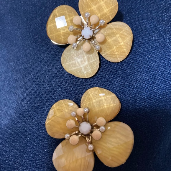 Two vintage hair clips glass? Lucite? Spring flowers with enamel and faux pearls - Picture 2 of 4